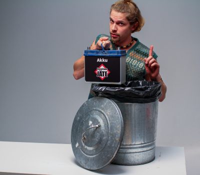 Akku_on_vaarallista_jatetta_Bilbatteriet_ar_farligt_avfall Akku_on_vaarallista_jatetta_Bilbatteriet_ar_farligt_avfall