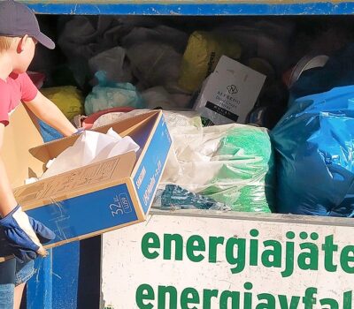 Lapsi-lajittelee-hyotykayttoasemalla-Ett-barn-sorterar-pa-atervinningsstationen-Banner Lapsi-lajittelee-hyotykayttoasemalla-Ett-barn-sorterar-pa-atervinningsstationen-Banner