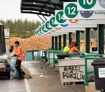 Asiakkaita-hyotykayttoasemalla-Kunder-pa-atervinningsstationen-Banner Asiakkaita-hyotykayttoasemalla-Kunder-pa-atervinningsstationen-Banner