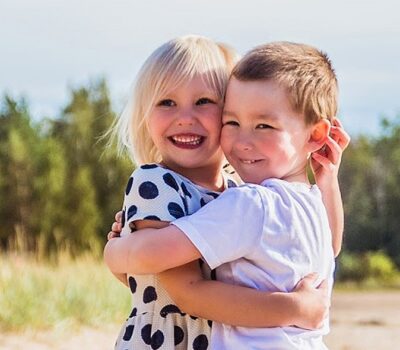 Kaksi-lasta-halaavat-rannalla-Tva-barn-kramas-pa-stranden-Banner Kaksi-lasta-halaavat-rannalla-Tva-barn-kramas-pa-stranden-Banner