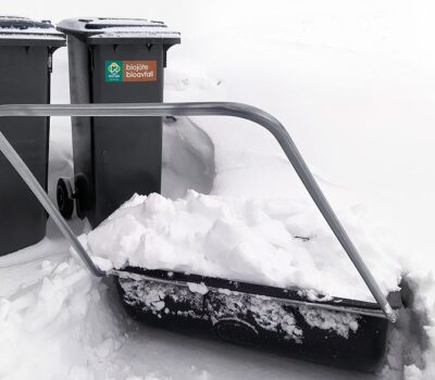 Kolaa-lumi-pois-astioista-Skotta-sno-runt-soptunnorna-Banner Kolaa-lumi-pois-astioista-Skotta-sno-runt-soptunnorna-Banner