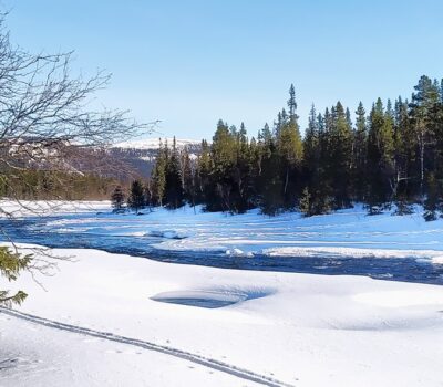 Talvinen-jokimaisema-Ett-vintrigt-landskap-med-en-a-Banner Talvinen-jokimaisema-Ett-vintrigt-landskap-med-en-a-Banner