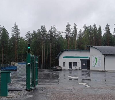 Uudenkaarlepyyn aseman portti-Porten vid stationen i Nykarleby-banner Uudenkaarlepyyn aseman portti-Porten vid stationen i Nykarleby-banner